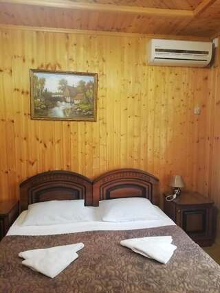 Гостевой дом Mini-hotel Yanson 2 Гагра Двухместный номер с 2 отдельными кроватями и собственной ванной комнатой-1