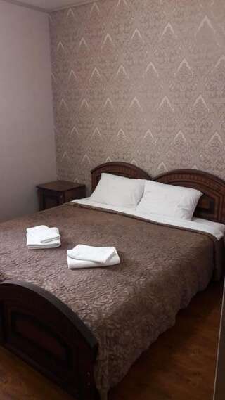 Гостевой дом Mini-hotel Yanson 2 Гагра Двухместный номер с 2 отдельными кроватями и собственной ванной комнатой-9