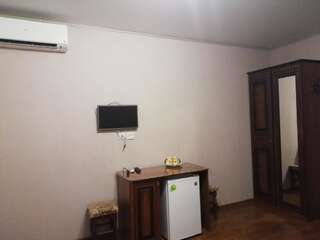 Гостевой дом Mini-hotel Yanson 2 Гагра Двухместный номер с 2 отдельными кроватями и собственной ванной комнатой-13